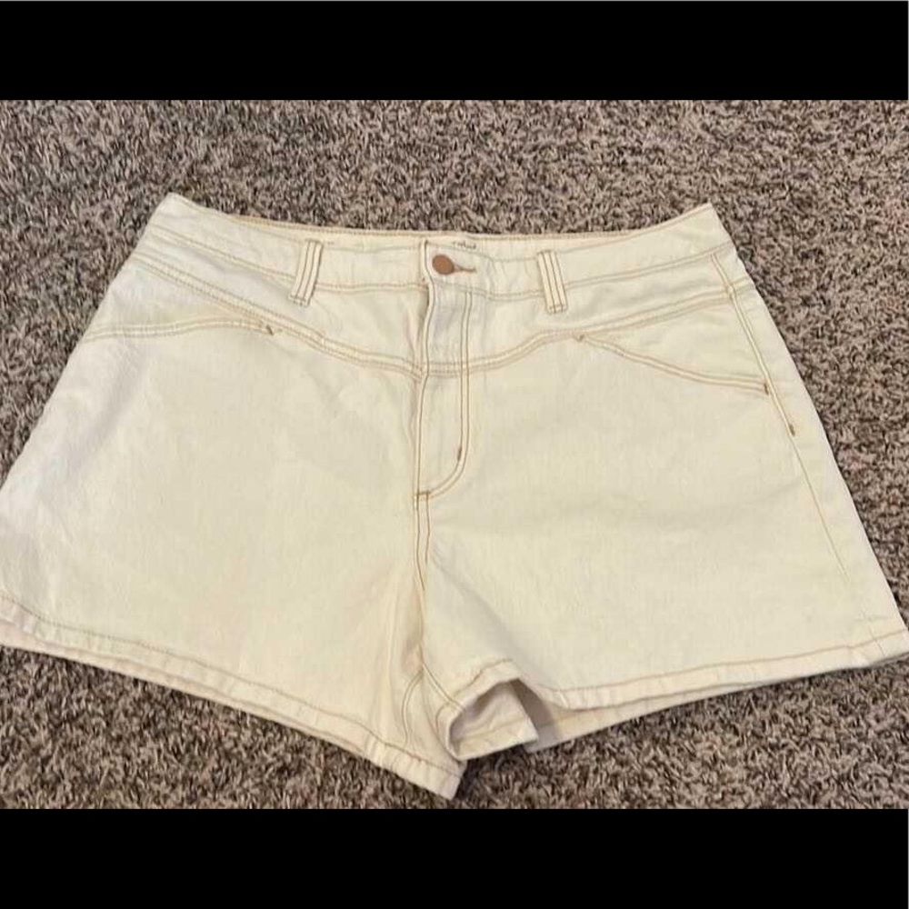Universal threads woman’s jean shorts size 14, new without tag